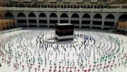 Les pèlerins à La Mecque pour un hajj en mode distanciation sociale