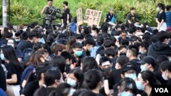 香港中學生組織估計有2,000至3,000人參與8月22日中學生罷課集會，警方則表示，集會高峰期有1,510人參與。（美國之音 湯惠芸）