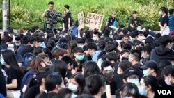 香港中學生組織估計有2,000至3,000人參與8月22日中學生罷課集會，警方則表示，集會高峰期有1,510人參與。（美國之音 湯惠芸）