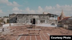 ទិដ្ឋភាព​លើ​ដំបូល​នៃ​អគារ​មួយ​ដែល​ជា​ផ្នែក​នៃ​អគារ​ប៊ូឌិញ មុន​ពេល​អគារ​នេះ​ត្រូវបាន​វាយ​កម្ទេច​ចោល​ដើម្បី​បើក​ផ្លូវ​ឲ្យ​មាន​ការ​អភិវឌ្ឍ​ថ្មី កាលពី​ខែ​កក្កដា ឆ្នាំ​២០១៧។ (រូប​ថត​ផ្តល់​ឲ្យ​ដោយ៖ លោក​នាង កាវិច/Anti-Archive)