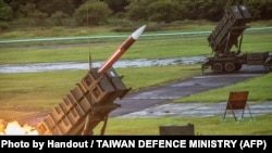 资料照片：台湾国防部公布的照片显示台湾军队在年度“汉光”军演期间从一处未具体披露的地点发射美国制造的爱国者导弹。(2020年7月15日)