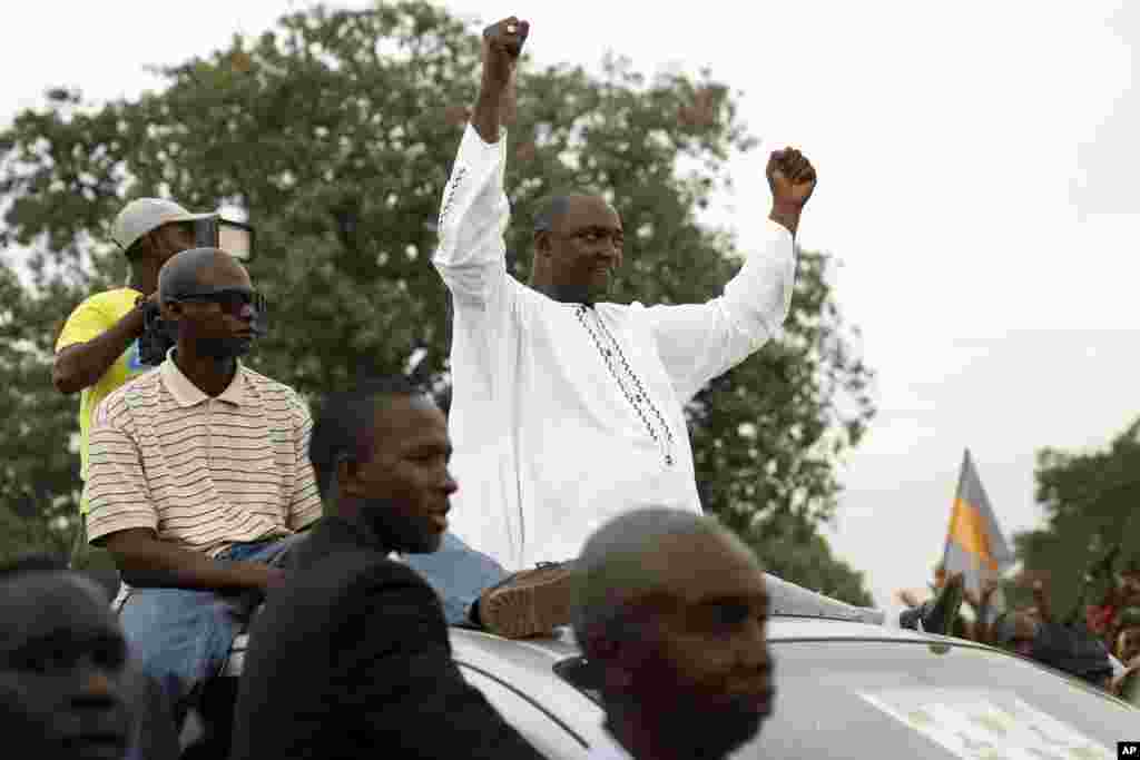 Adama Barrow, candidate de la coalition d'opposition, donnée vainqueur de la présidentielle du 1er décembre 2016, salue ses partisans dans le quartier de Talinding, lors de la campagne électorale dans la banlieue de Banjul, en Gambie, le 29 novembre 2016.