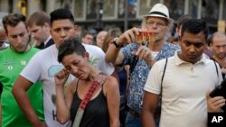 Watu wakiwa katika huzuni baada ya shambulizi la kigaidi katika eneo la tukio hilo huko Barcelona