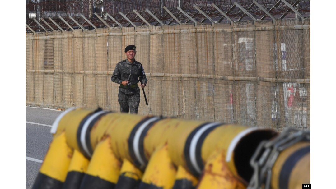 A South Korean soldier runs along a military fence on the road leading to the truce village of Panmunjom at a South Korean military checkpoint in the border city of Paju near the Demilitarized Zone (DMZ), Nov. 14, 2017.