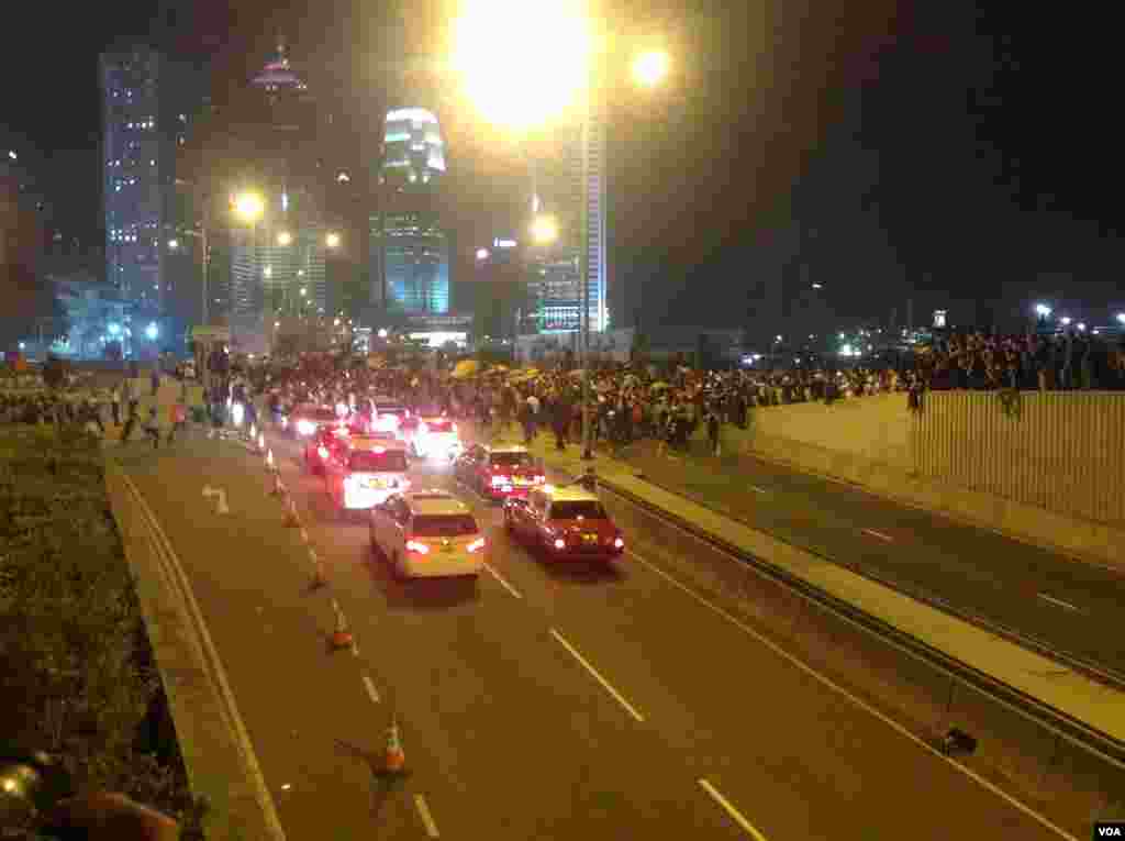 數千香港學生及市民在金鐘集會與警方對峙 (美國之音海彥拍攝)