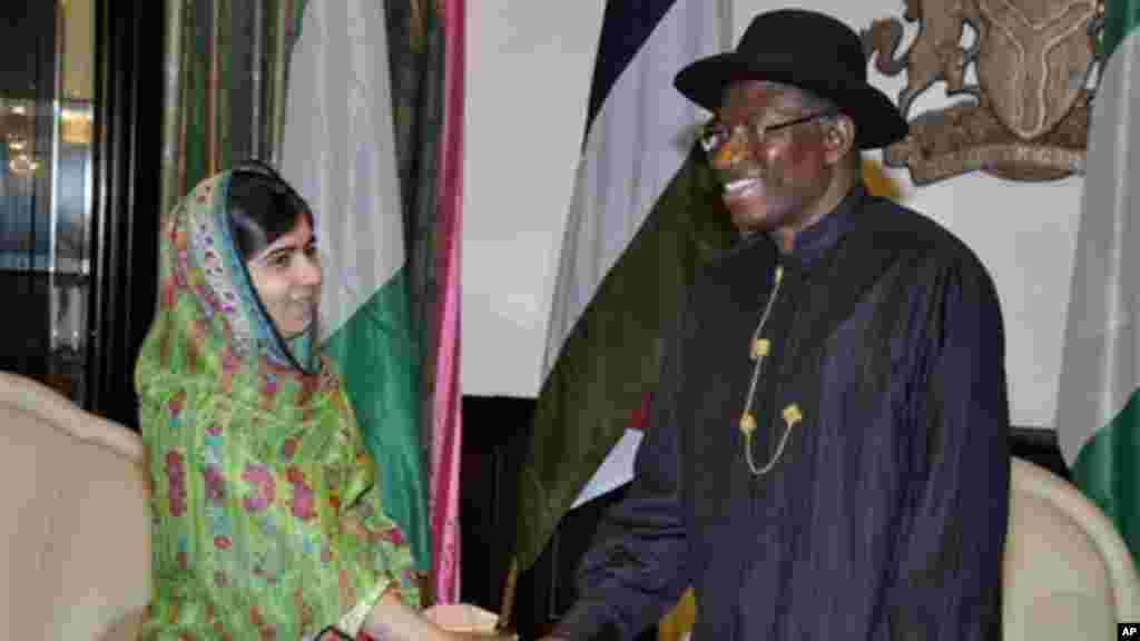 Yar fafutuka Malala Yousafzai da shugaban Najeriya Goodluck Jonathan a Abuja 14 ga Yuli 2014.