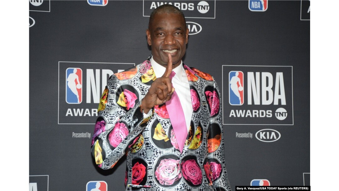 ARHIVA - Dikembe Mutombo u karakterističnoj pozi na dodeli NBA nagrada 25. juna 2018. u Santa Moniki, u Kaliforniji (Foto: Reuters/Gary A. Vasquez-USA TODAY Sports)