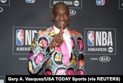 ARHIVA - Dikembe Mutombo u karakterističnoj pozi na dodeli NBA nagrada 25. juna 2018. u Santa Moniki, u Kaliforniji (Foto: Reuters/Gary A. Vasquez-USA TODAY Sports)