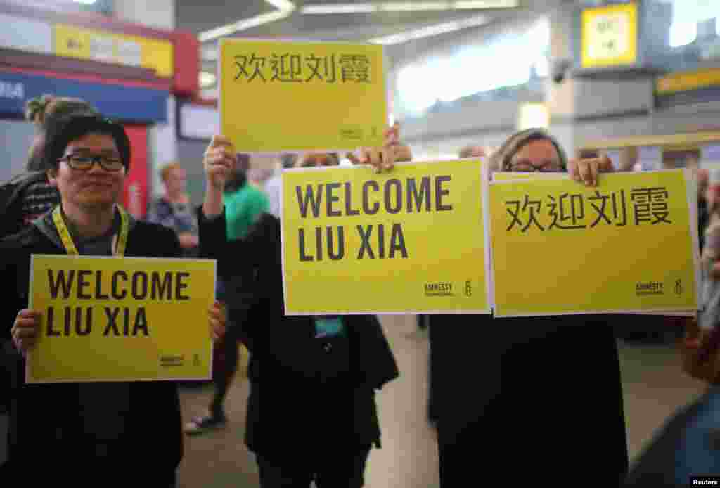 2018年7月10日，在德国柏林泰格尔机场，人们欢迎刘霞。