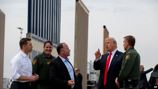 特朗普在圣迭戈查看边界墙原型。（2018年3月13日）