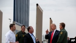 Tổng thống Donald Trump xem các kiểu mẫu tường biên giới tại San Diego, ngày 13/3/18.