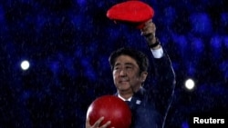지난 21일 빗속에 진행된 브라질 리우데자네이루 올림픽 폐막식에 인기 게임 캐릭터인 수퍼 마리오 복장으로 참석한 아베 신조 일본 총리.