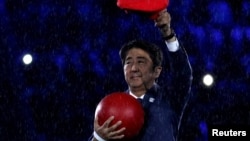 Thủ tướng Nhật Bản hóa thân thành nhân vật Mario tại lễ bế mạc Thế vận hội Rio, ngày 21/8/2016.