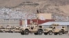 Arhiva - Oklopna vozila sa oznakama Talibana parkirana ispred napuštenog američkog vojnog kampa na aerodromu u Kabulu, 14. septembra 2021.