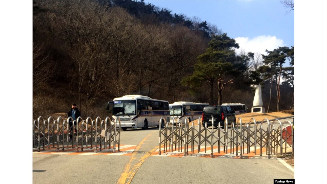 27일 한국의 사드 부지인 성주골프장 입구를 경찰과 보안업체 관계자들이 지키고 있다.