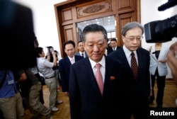 2014年7月、日朝国交正常化交渉を担当するソン・イルホ北朝鮮大使（中央）と日本の外務省アジア大洋州局長の井原淳一氏はこう語った。が会議室に入ります。 北京の北朝鮮大使館に設置され、両国間の局長レベルの協議が行われる。