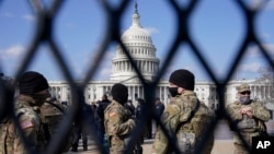 ARHIVA - Pripadnici Nacionalne garde isped zgrade Kongresa (Foto: AP/Jacquelyn Martin)