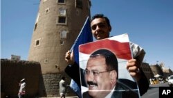 Un partisan de l'ex-président yéménite Ali Abdallah Saleh tient sa photo lors d'une manifestation à Sanaa, le 7 novembre 2014.