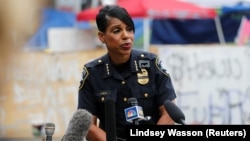 La cheffe de la police de Seattle, Carmen Best, tient une conférence de presse à Seattle, dans l'État de Washington, aux États-Unis, le 29 juin 2020. 