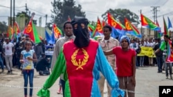 Une femme vêtue aux couleurs du drapeau érythréen s'est symboliquement enchaînée, lors d'une manifestation tenue par des réfugiés et des dissidents érythréens devant le siège de l'Union africaine à Addis-Abeba, en Ethiopie, le jeudi 23 juin 2016.