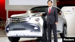 CEO Mitsubishi Osamu Masuko berdiri di samping mobil Mitsubishi GC-PHEV dalam pameran otomotif di Tokyo akhir tahun lalu (foto: dok).