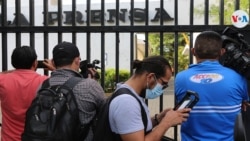 Periodistas dan cobertura al allanamiento del diario La Prensa en Nicaragua. Foto Houston Castillo, VOA.