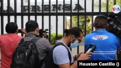 Periodistas dan cobertura al allanamiento del diario La Prensa en Nicaragua. Foto Houston Castillo, VOA.