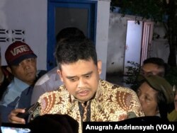 Menantu Presiden Joko Widodo, Bobby Afif Nasution, memberikan keterangan terkait Pilkada Kota Medan 2020, Selasa, 10 Desember 2019. (Foto: Anugrah Andriansyah/VOA)