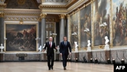 法国新总统马克龙与俄罗斯总统普京在巴黎附近的凡尔赛宫举行面对面会谈之后走过战争美术馆，去参加记者会（2017年5月29日）