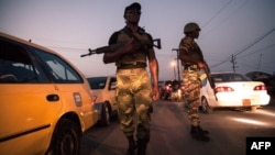 Des soldats de la 21e Brigade d'infanterie motorisée patrouillent dans les rues de Buea, région du Sud-Ouest du Cameroun, le 26 avril 2018.