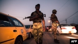 Des soldats de la 21e Brigade d'infanterie motorisée patrouillent dans les rues de Buea, région du Sud-Ouest du Cameroun, le 26 avril 2018.