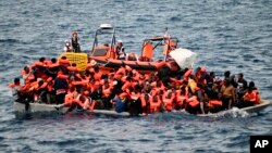 Migranti na prenatrpanom drvenom brodiću nedaleko od libijske obale, 26. novembra 2021.