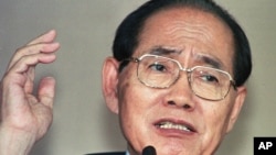 황장엽 전 북한 최고인민회의 상임위원장이 지난 1997년 7월 한국으로 망명한 후 서울에서 가진 첫 기자회견에서 발언하고 있다. (자료사진)