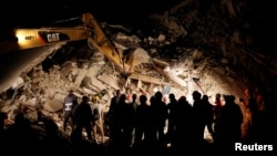 이탈리아 중부 지진 피해지역인 페스카라델트론토에서 24일 밤 구조작업이 계속되고 있다.