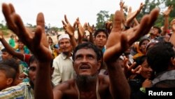 'Yan gudun hijrar kabilar Rohingya a lokacin da suke karbar tallafin abinci a Bangladesh, ranar 9 ga watan Satumba 2017.