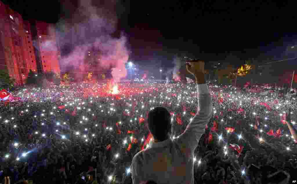 Ekrem Imamoglu, calon oposisi dari partai sekuler Partai Rakyat Republik (CHP), melambaikan tangan pada para pendukungnya dalam pawai akbar di Istanbul, 23 Juni 2019.&nbsp; Kandidat oposisi untuk walikota Istanbul merayakan kemenangan yang bersejarah&nbsp; dalaml pemilihan ulang yang diawasi ketat yang mengakhiri berminggu-minggu ketegangan politik dan mengakhiri kekuasaan partai yang dipimpin Presiden Recep Tayyip Erdogan.