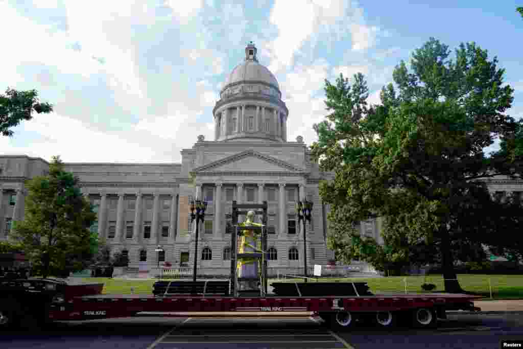 រូបចម្លាក់របស់លោក Jefferson Davis ប្រធានាធិបតីនៃដែនដី Confederate ដែលស្ថិតនៅក្នុងទ្រុងត្រូវបានគេដាក់នៅលើរថយន្តដឹកទំនិញមួយ នៅពេលត្រូវបានគេយកចេញពីរដ្ឋធានីនៃរដ្ឋមួយក្នុងក្រុង Frankfort រដ្ឋ Kentucky សហរដ្ឋអាមេរិក កាលពីថ្ងៃទី១៣ ខែមិថុនា ឆ្នាំ២០២០។