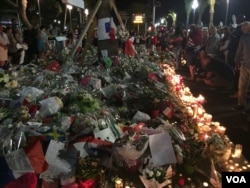 People gather around a new memorial to honor the victims of an attack where a truck mowed through revelers in Nice, southern France, July 18, 2016. (Niloofar Pourebrahim/VOA)