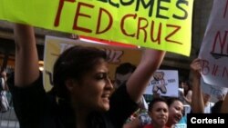 Soñadores de Texas llegaron hasta Nueva York para participar de una protesta contra el senador republicano Ted Cruz. [Foto: Cortesía, DREAM Action Coalition].