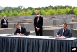 امریکی وزیر خارجہ بلنکن اور ان کے جرمن ہم منصب ہالوکاسٹ سے انکار کی روک تھام کے معاہدے پر دستخط کر رہے ہیں۔ 24 جون 2021