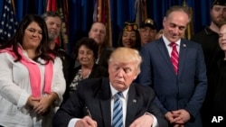 川普总统在退伍军人事务部签署改善问责和举报人保护的行政令。（2017年4月27日）