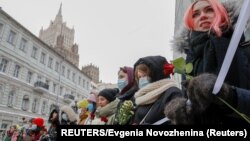 Aksi protes seratusan perempuan Rusia menuntut pembebasan tahanan politik di Moskow, hari Minggu (14/1). 
