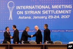 Para pejabat Rusia, Turki dan PBB saling berjabat tangan setelah memberikan pernyataan tentang pembicaraan upaya damai di Suriah. Pembicaraan bertempat di Astana, Kazakhstan, 24 Januari 2017. (foto:dok).