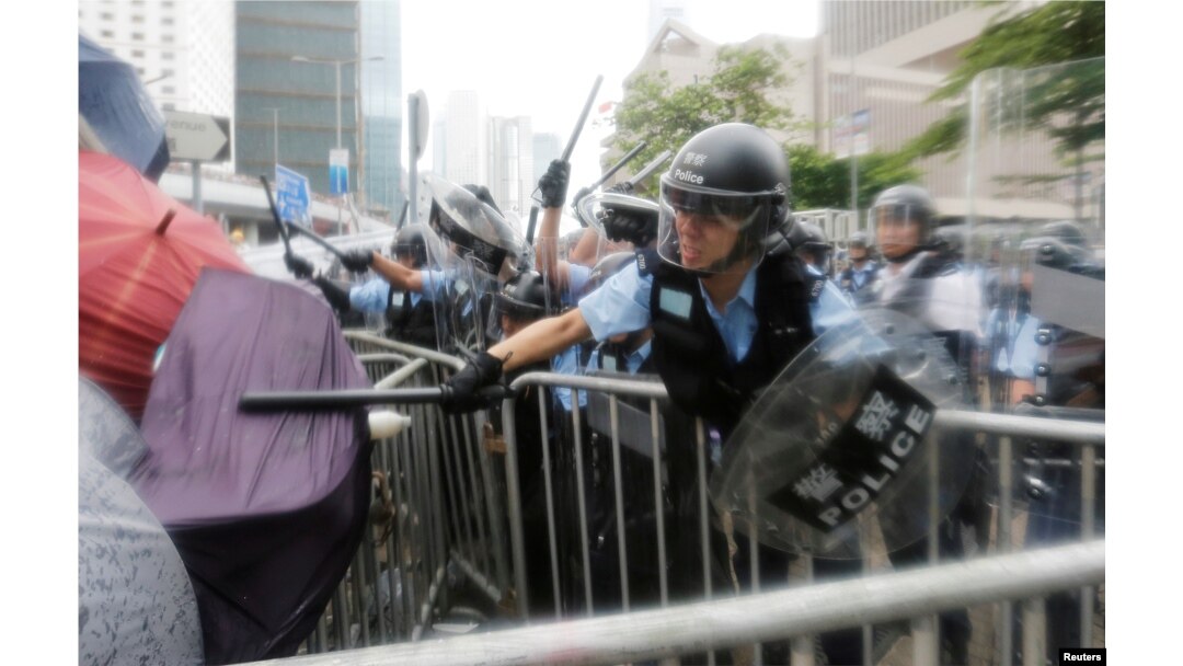 2019年6月12日,香港立法會外抗議者與防暴警察發生衝突。