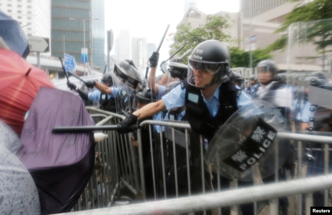 2019年6月12日，香港立法会外抗议者与防暴警察发生冲突。