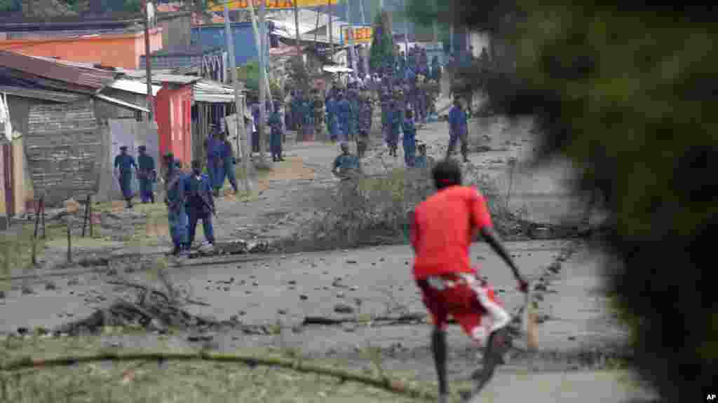 Un manifestant répond par des jets de pierre aux tirs de gaz lacrymogène de la police à Bujumbura, Burundi, 20 mai 2015