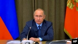 16일 러시아 소치에서 블라디미르 푸틴 러시아 대통령이 고위급 군 관료 회의를 주재하고 있다.
