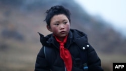 8歲的雲南「冰花男孩」王福滿(2018年1月11日)。 雲南山區魯甸的8歲小學生王福滿身穿單薄的衣服攀爬山路走到學校，頭髮上結滿了白白冰花的照片，讓無數網友心碎和震驚。