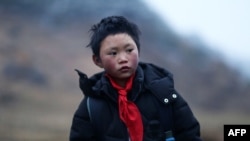 8岁的云南“冰花男孩”王福满(2018年1月11日)。云南山区鲁甸的8岁小学生王福满身穿单薄的衣服攀爬山路走到学校，头发上结满了白白冰花的照片，让无数网友心碎和震惊。