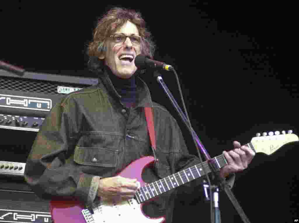 El Flaco Spinetta considerado uno de los padres del rock argentino y uno de los músicos más influyentes de Latinoamérica falleció el 8 de febrero, a la edad de 62 años de cáncer al pulmón.